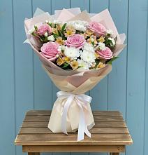 Букет цветов из:  Гвоздики, Орхидеи и Розы в Барсуках