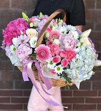 Композиция солнечный день в Барсуках Цветочная композиция из Розы, Хризантемы, Пионы и Лизиантусы в корзине в Барсуках