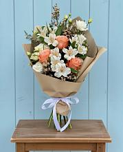 Букет цветов из:  Альстромерии, Лизиантусы, Розы и Хризантемы в Барсуках