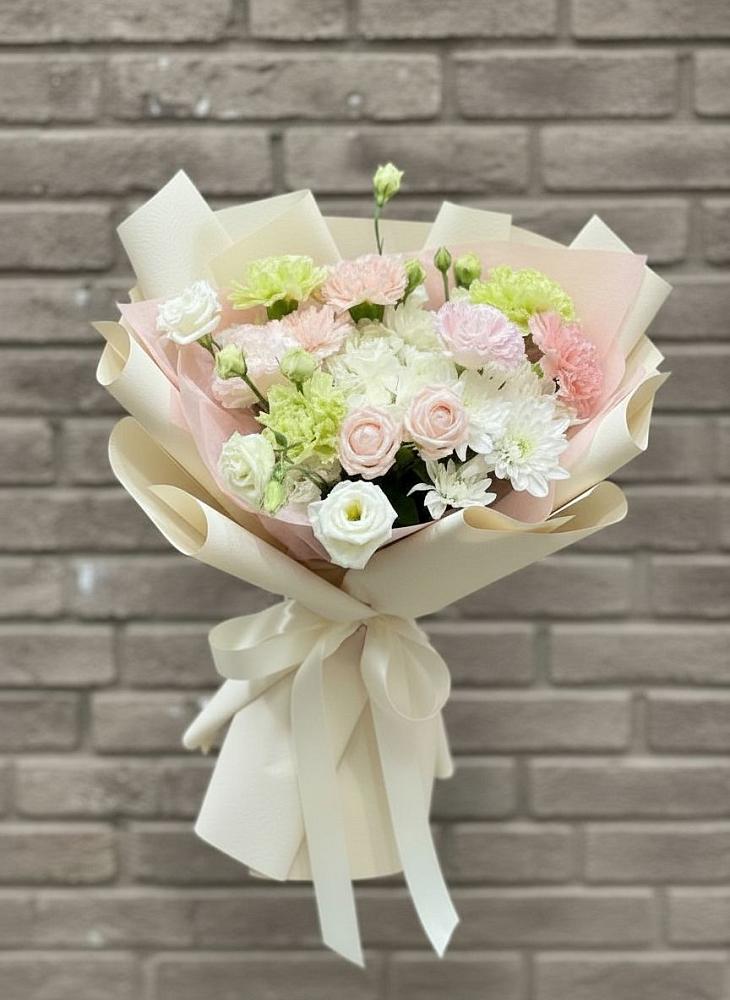 Букет цветов из: Гвоздики, Розы, Лизиантусы и Хризантемы в Барсуках