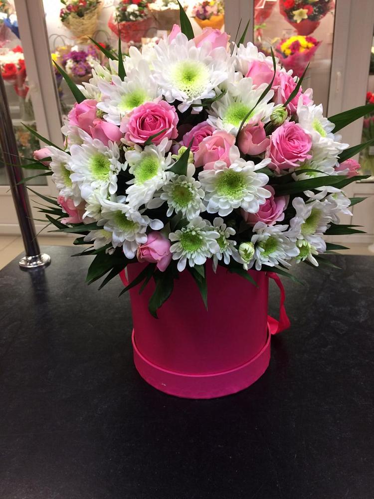 Цветочная композиция из Розы и Хризантемы в шляпной коробке в Барсуках