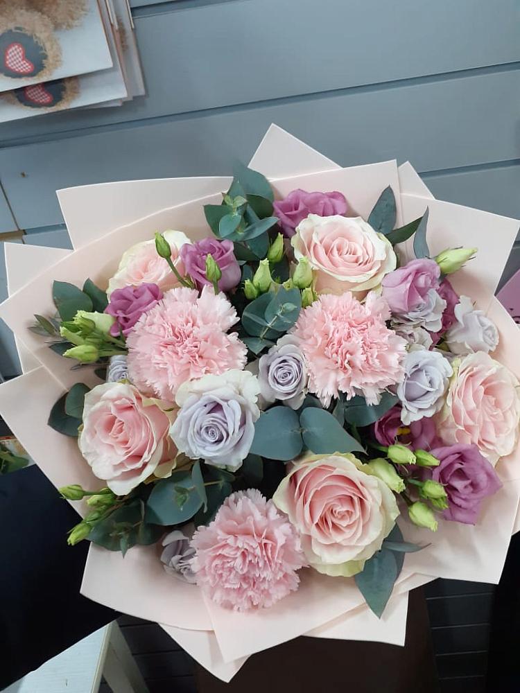 Букет цветов из: Розы, Гвоздики и Лизиантусы в Барсуках